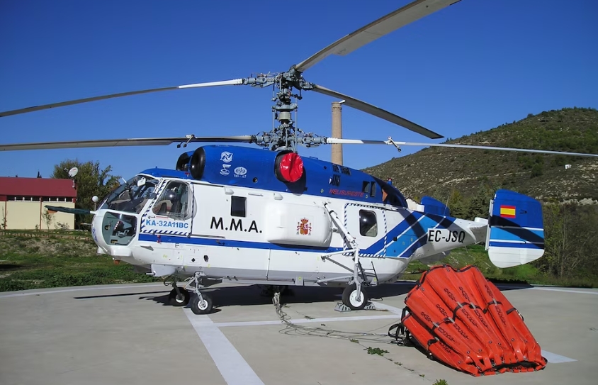 Helicóptero Kamov, el mejor de su tipo por capacidad de descarga de agua y maniobrabilidad. 