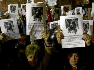 Un grupo de ciudadanos pide justicia para Marta en una concentración en febrero de 2009. ESTHER LOBATO