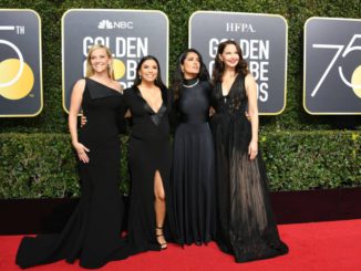 Desde la izquierda, Reese Witherspoon, Eva Longoria, Salma Hayek y Ashley Judd, en la entrada a los Globos de Oro