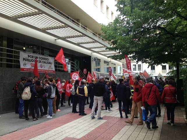 Los trabajadores de Correos se manifiestan en León por los recortes que ...