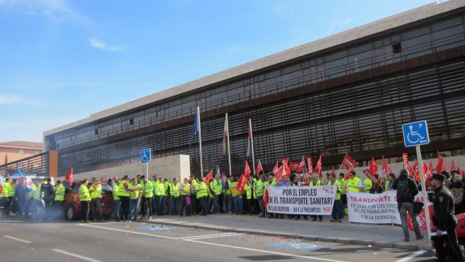 manifestacion-de-trabajadores-del-transporte-sanitario-en-la-sede-de-sanidad