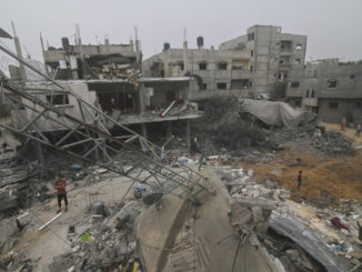Palestinos buscan a sobrevivientes tras un bombardeo de Israel contra la ciudad de Rafah, Franja de Gaza, el 23 de octubre de 2023.