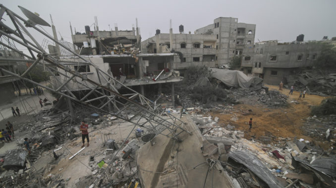 Palestinos buscan a sobrevivientes tras un bombardeo de Israel contra la ciudad de Rafah, Franja de Gaza, el 23 de octubre de 2023.
