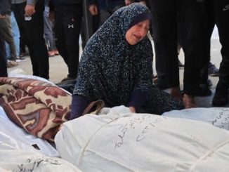 Una mujer llora por la muerte de sus familiares en un ataque israelí, frente al hospital de al-Najar en Rafah, Gaza. (Foto: AFP)