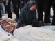 Una mujer llora por la muerte de sus familiares en un ataque israelí, frente al hospital de al-Najar en Rafah, Gaza. (Foto: AFP)