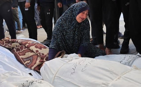 Una mujer llora por la muerte de sus familiares en un ataque israelí, frente al hospital de al-Najar en Rafah, Gaza. (Foto: AFP)