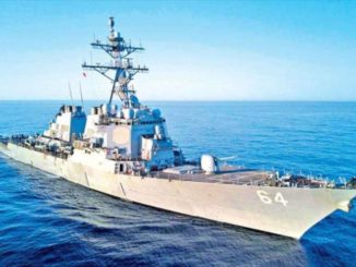 Buque de Estados Unidos navega en aguas del mar Rojo