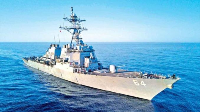 Buque de Estados Unidos navega en aguas del mar Rojo