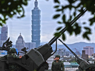 Soldados taiwaneses manejan artillería antiaérea cerca de Taipéi.
