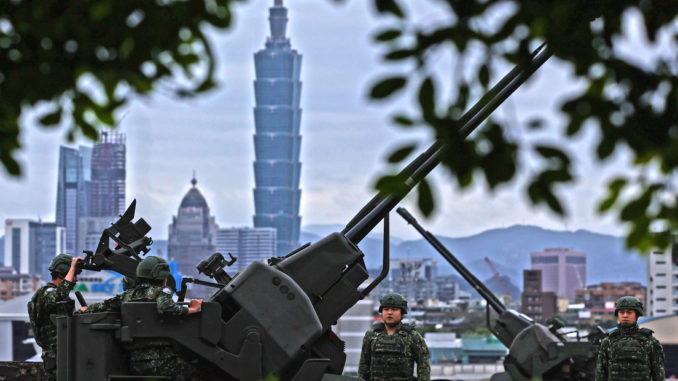 Soldados taiwaneses manejan artillería antiaérea cerca de Taipéi.
