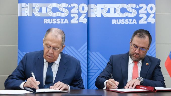 El canciller ruso, Serguéi Lavrov, y su homólogo venezolano, Yván Gil, en Nizhni Nóvgorod, Rusia, el 11 de junio de 2024.