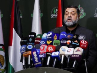 Osama Hamdan, uno de los altos dirigentes de HAMA, habla en una conferencia de prensa.