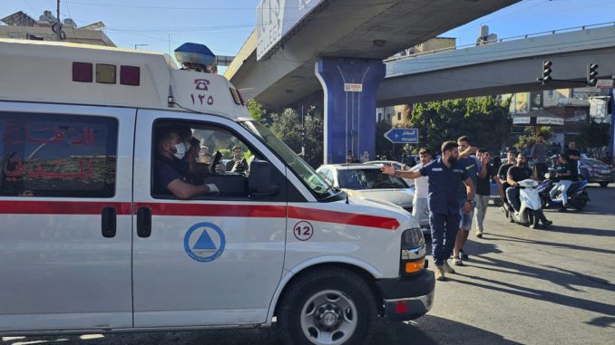 Una ambulancia transporta a personas heridas cuyo buscapersonas portátil explotó, en Beirut, Líbano, el 17 de septiembre de 2024.