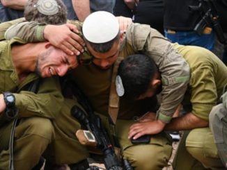 Familiares y amigos asisten al funeral de un sargento israelí muerto en el cementerio de Haspin en el norte de Palestina ocupada, 27 de octubre de 2023.