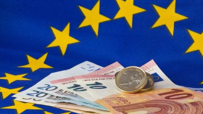 ue-bandera-billetes-dreamstime