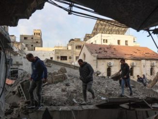 La gente observa la destrucción tras un ataque israelí al hospital Al-Ahli, Gaza, 13 de abril de 2025. (Foto: AFP/Getty Images)