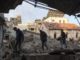 La gente observa la destrucción tras un ataque israelí al hospital Al-Ahli, Gaza, 13 de abril de 2025. (Foto: AFP/Getty Images)