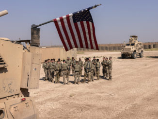 Soldados estadounidenses se preparan para salir a patrullar desde un remoto puesto de combate en el noreste de Siria, el 25 de mayo de 2021.