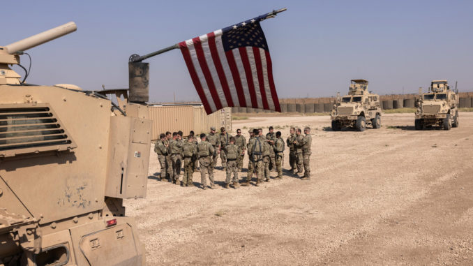Soldados estadounidenses se preparan para salir a patrullar desde un remoto puesto de combate en el noreste de Siria, el 25 de mayo de 2021.