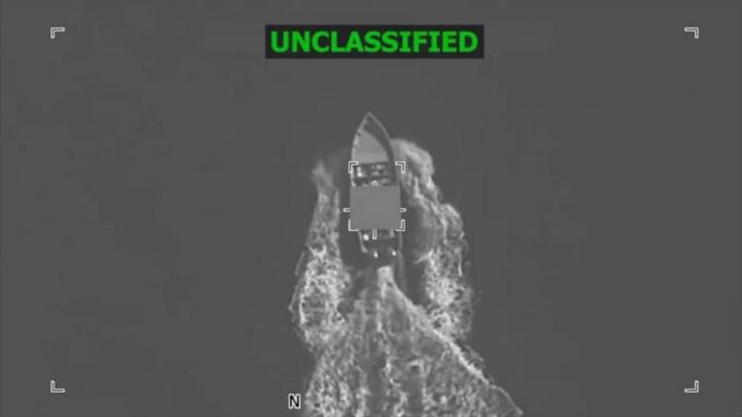Captura del vídeo del momento de ataque de las fuerzas de EE.UU. a un bote en el océano Pacífico, 15 de diciembre 2025.