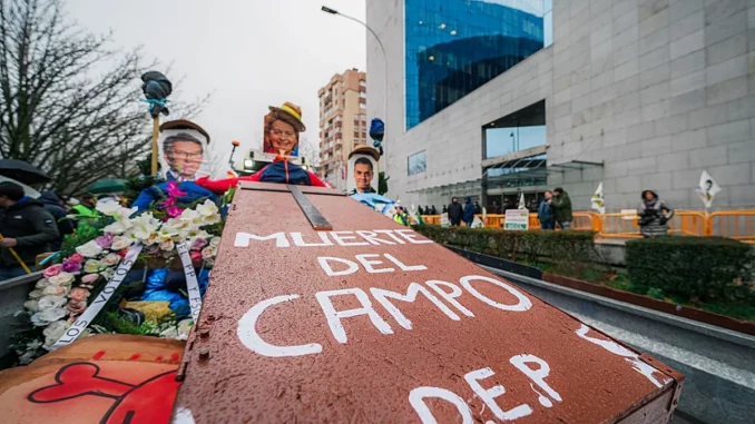 Los agricultores llevan las protestas a las puertas de la Consejería de Agricultura, en Valladolid Rubén Ortega
