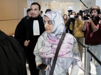 Mahdieh Esfandiari y sus dos abogados, al inicio de su juicio, 13 de enero de 2026.
