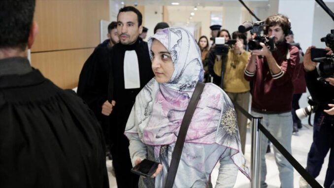 Mahdieh Esfandiari y sus dos abogados, al inicio de su juicio, 13 de enero de 2026.
